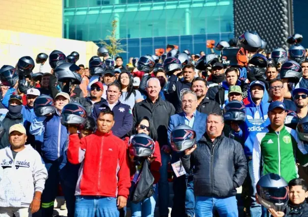 Entrega alcalde de Torreón 200 cascos a motociclistas para su protección