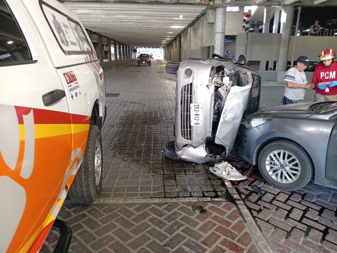 El conductor de inmediato fue atendido por personal de Protección Civil de Monterrey y la Cruz Roja, quienes lo valoraron por algunos golpes, sin requerir trasladarlo a un hospital. Fotos: Protección Civil Monterrey