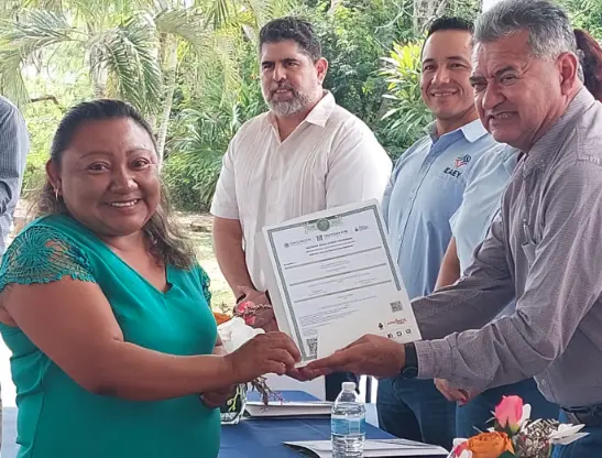 Entrega de certificados a adultos de Hunucmá por finalizar estudios