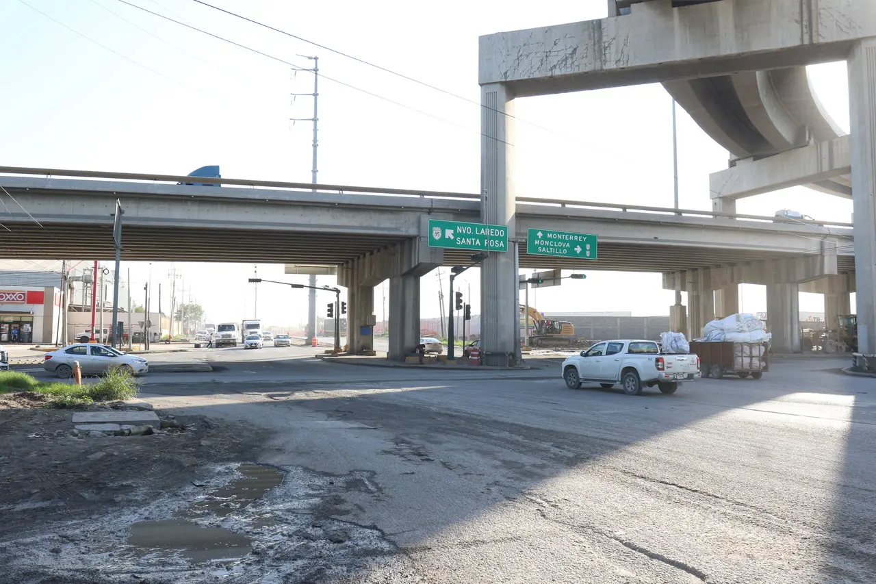 En el caso de los conductores que se dirigen al norte por Colombia y deseen dirigirse al oriente por Libramiento Noreste, deberán cortar su camino por carretera Monclova y después carretera a Laredo. Foto: Municipio de Escobedo