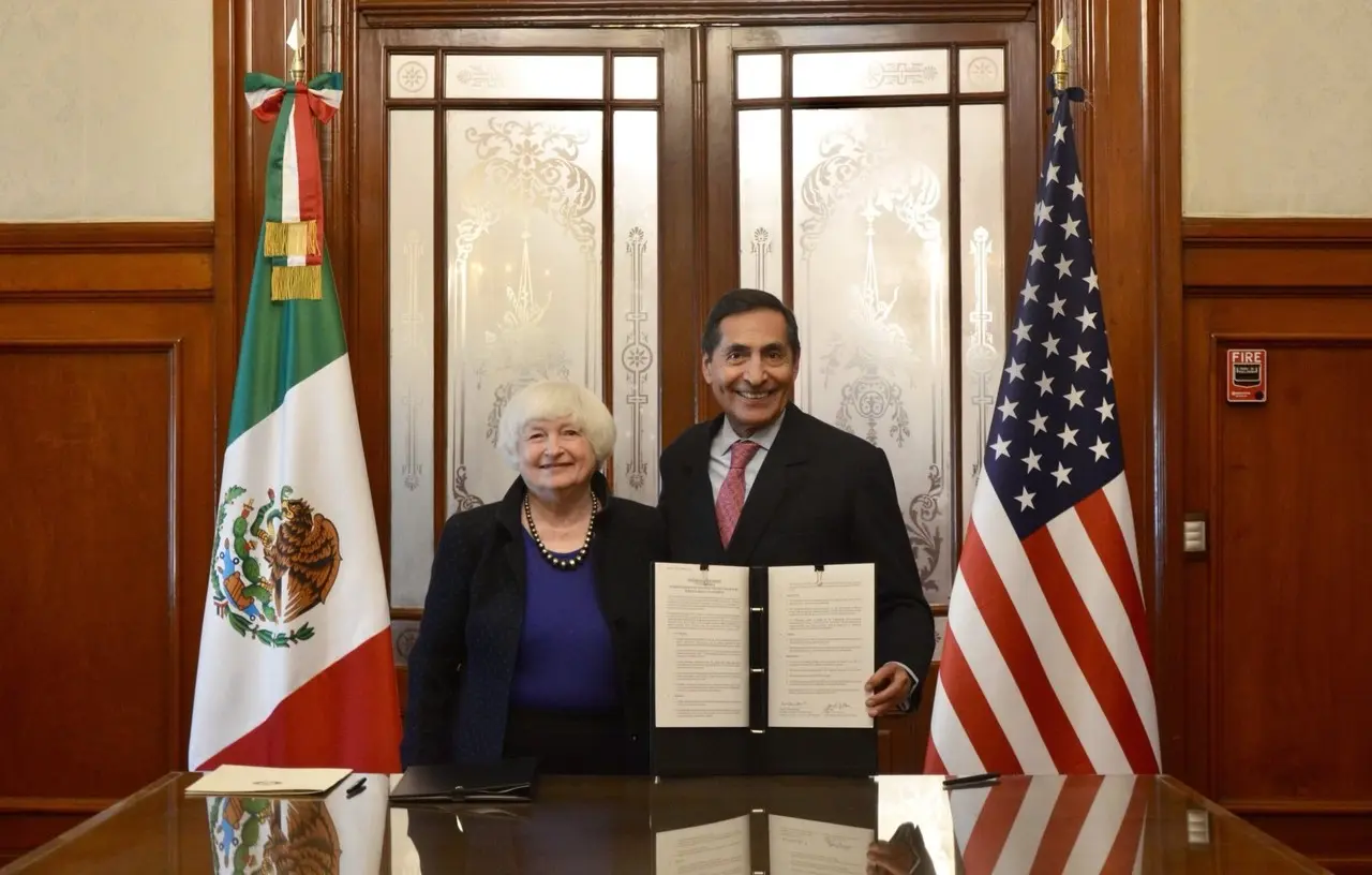 Janet Yelle y Rogelio Ramírez de la O firman MOI en su visita a México. Fuente: X (antes Twitter).