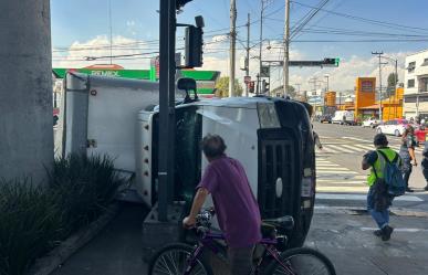 Camioneta de carga es proyectada por pipa de agua y termina volcada en VCA