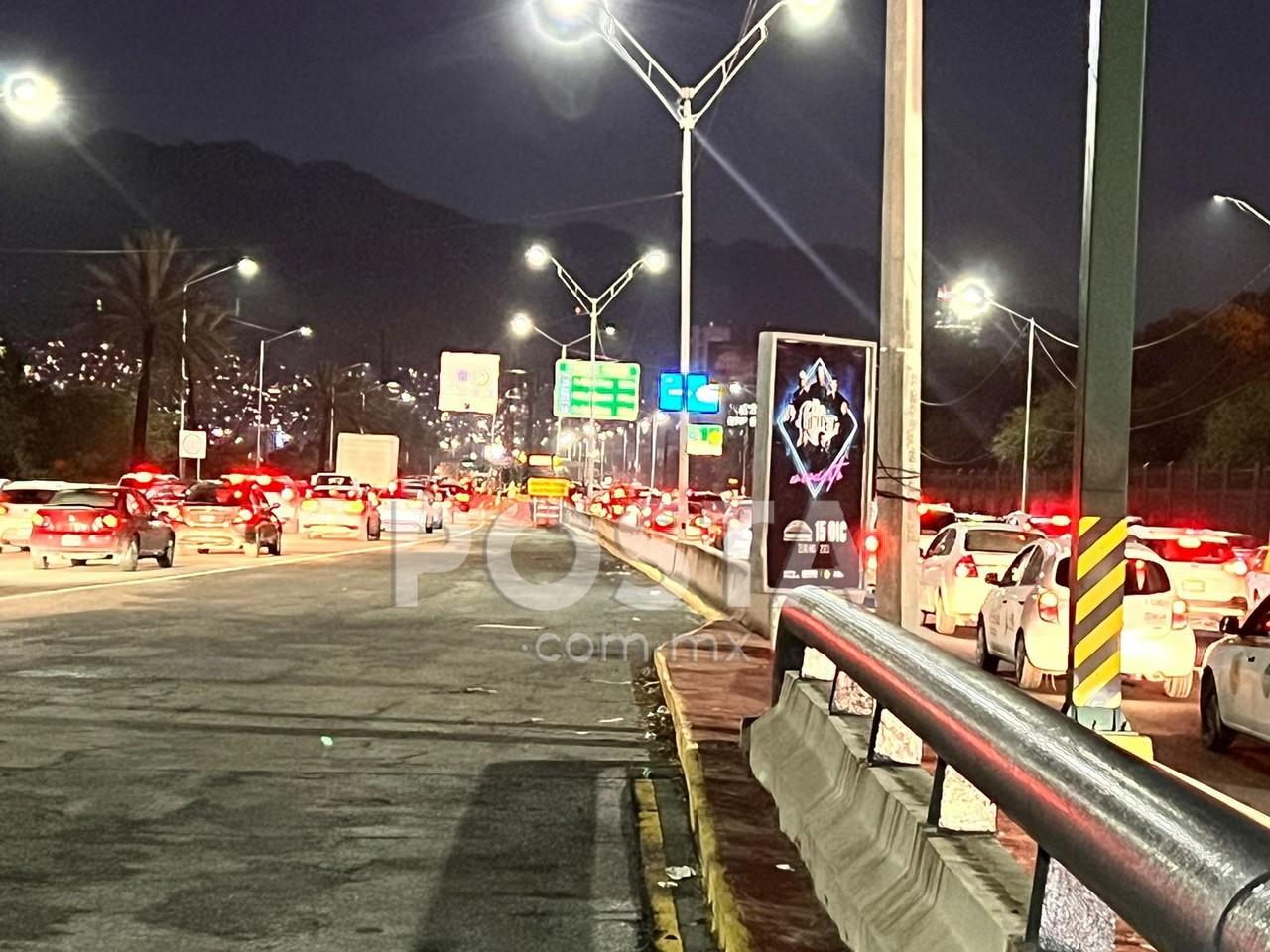 Cierre de carriles asfixia avenida Constitución en Monterrey