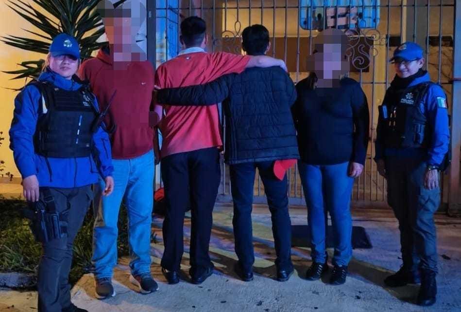 Los menores fueron encontrados en una de las cabinas del establecimiento. Foto: Policía de Monterrey.