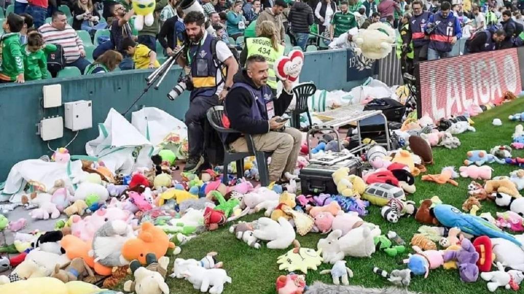 Betis vs Real Madrid: Arman lluvia de peluches para niños