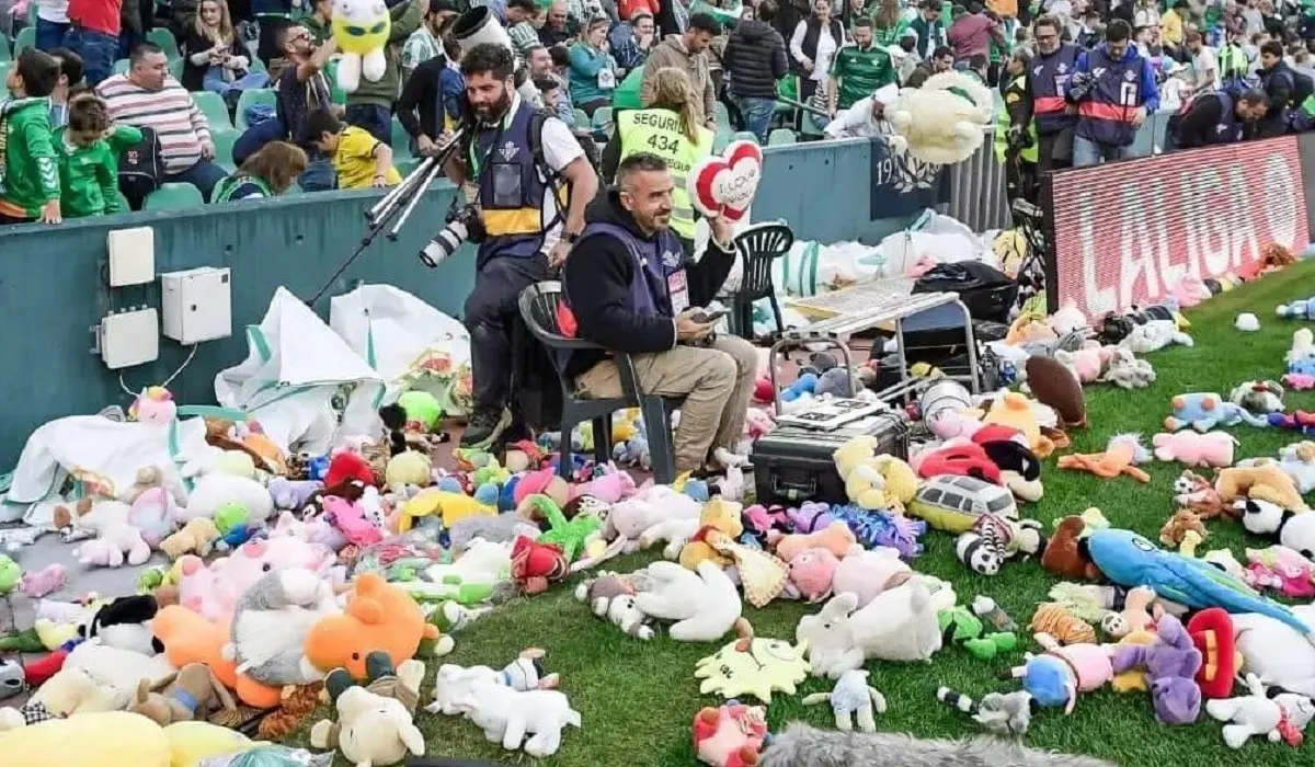 Aficionados del Real Betis realizaron la tradicional lluvia de peluches para que ningún niño se quede sin regalo esta Navidad. Foto: Facebook Gerardo Eduardo Guzmán Padilla