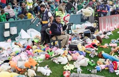 Betis vs Real Madrid: Arman lluvia de peluches para niños