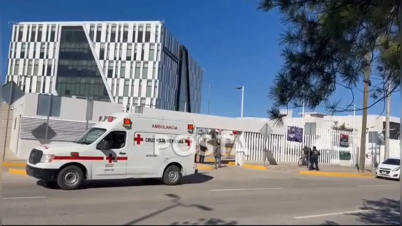 Personal de la Cruz Roja Mexicana arribó al lugar a brindarle auxilio, sin embargo ya no pudo hacer nada por el joven que murió de forma instantánea. Foto: Captura de pantalla.