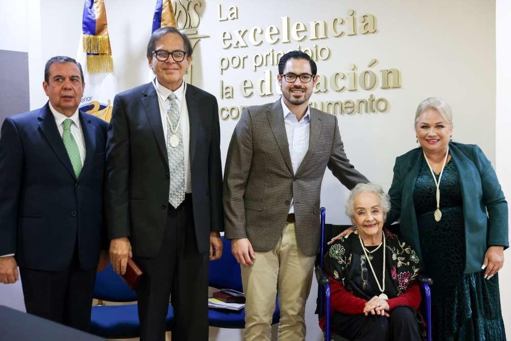 El gobierno de Santiago reconoce y premia a tres destacados santiaguenses por su valioso aporte a la educación, el arte y la labor social. Foto. Cortresía