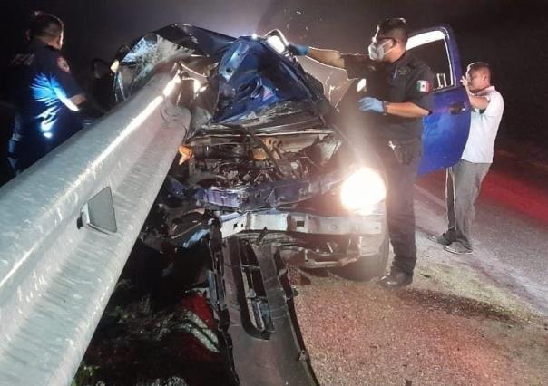 Choque en Mérida-Cancún deja auto incrustado en valla de contención