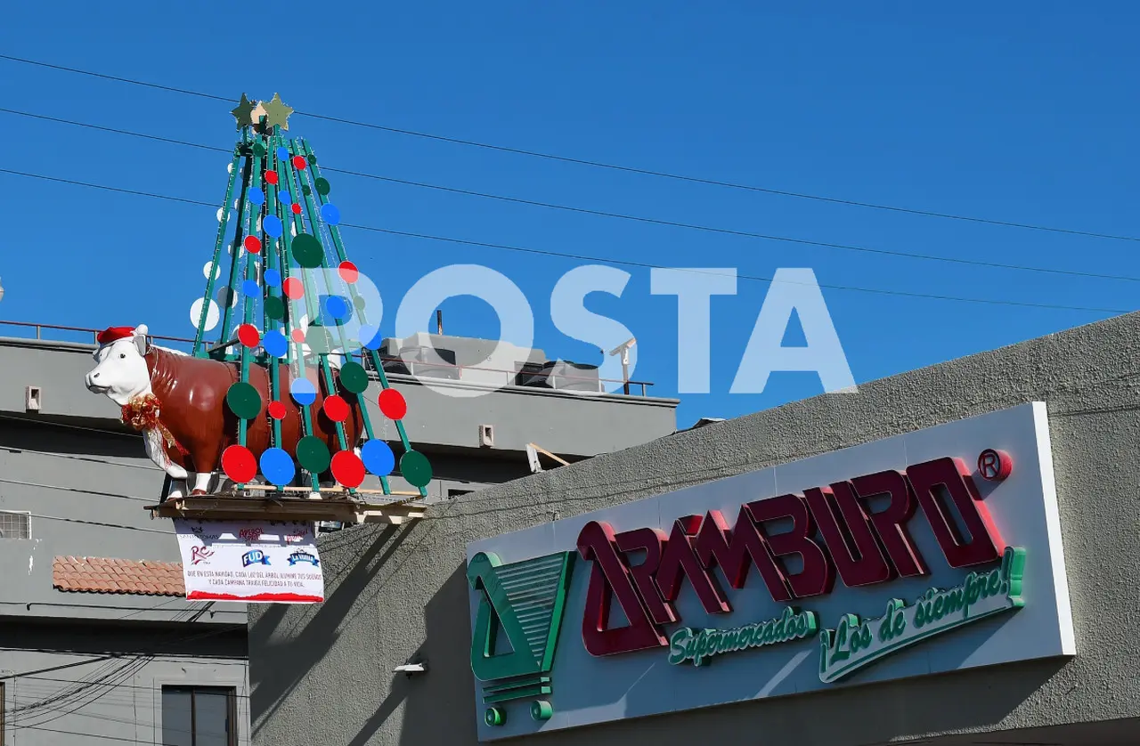 La icónica Vaquita del Arámburo se viste de Navidad en La Paz
