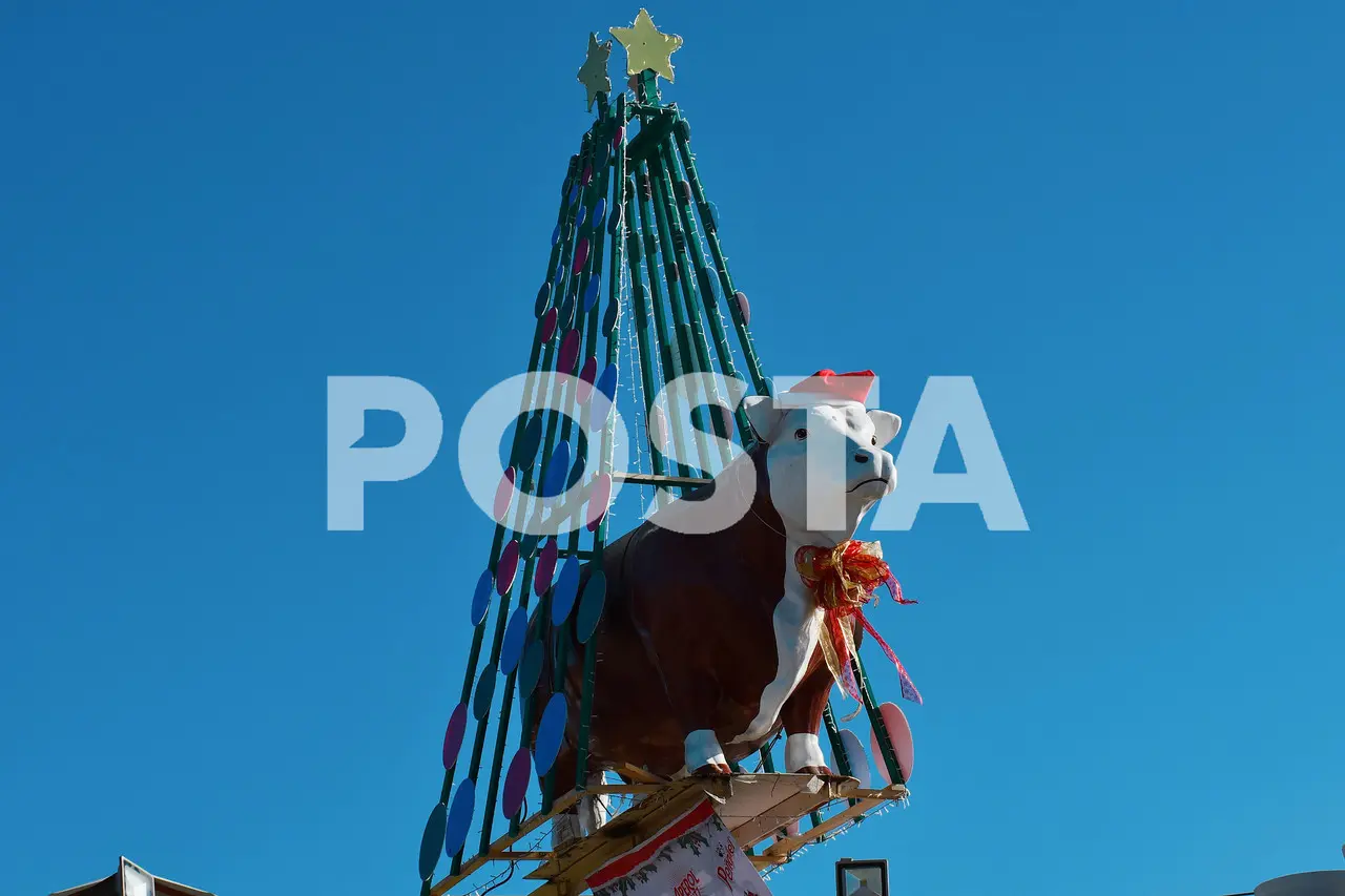 La icónica Vaquita del Arámburo se viste de Navidad en La Paz