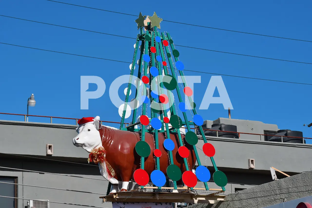 La icónica Vaquita del Arámburo se viste de Navidad en La Paz