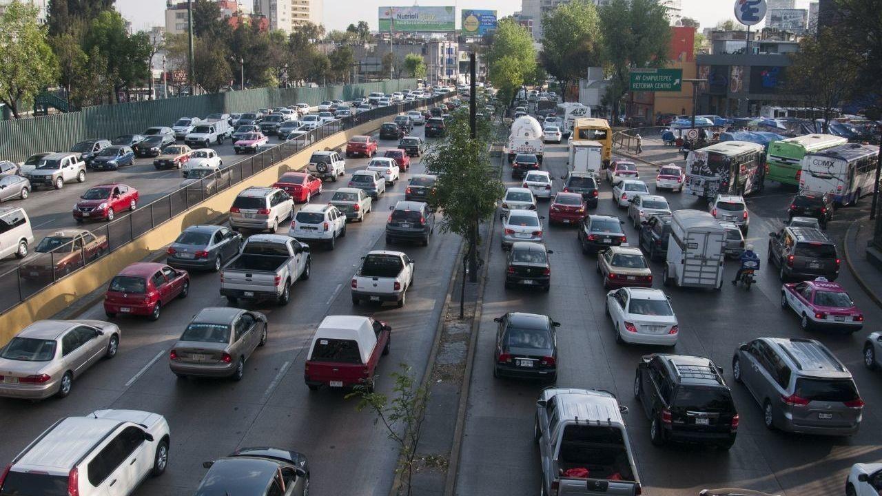 Este lunes 11 de diciembre No Circulan los vehículos con terminación de placa 5 y 6, engomado amarillo. Foto:  De Cero a Cien