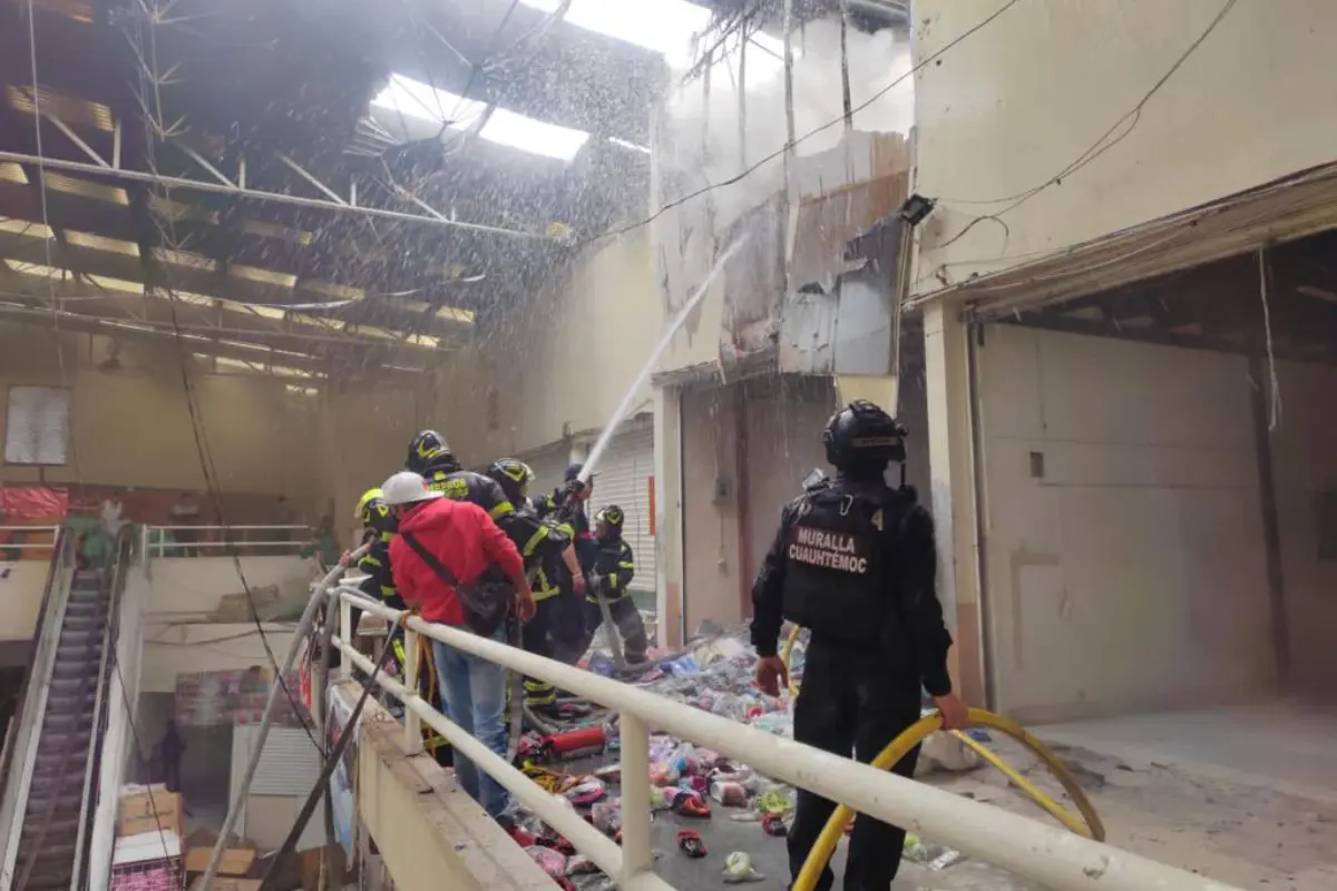 Se reporta incendio en bodega cerca del Centro Histórico de la CDMX. Foto: @AlcCuauhtemocMx