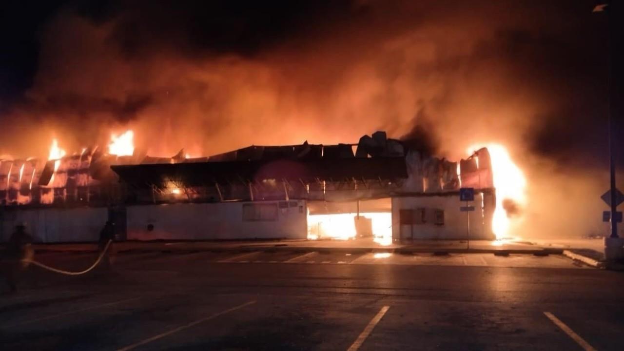 Se presume que el incendio inició con una explosión en el departamento de panadería. Foto: Redes Sociales.