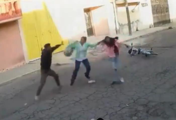 Madre defiende a su hija de intento de rapto en Ecatepec, Estado de México. Foto. Captura de Imagen