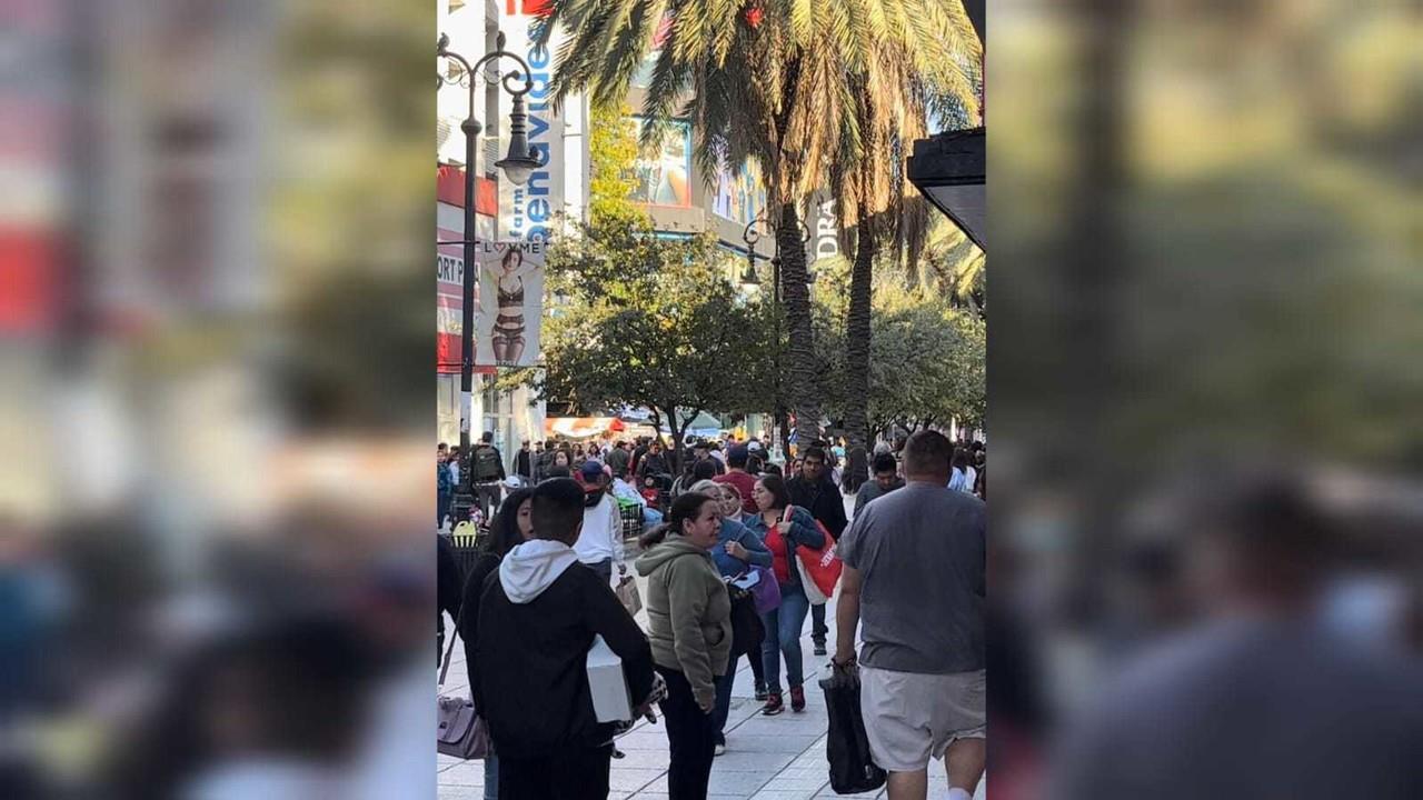 Se espera que conforme se acerque la fecha Noche Buena y Navidad, la cantidad de ciudadanos que asistan al centro de la ciudad se incremente. Foto: Daniel Anguiano