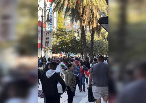 Regios abarrotan calles del centro de Monterrey