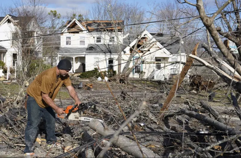 Árboles caídos a lo largo de Nesbitt Lane debido a tormentas y tornados, el 10 de diciembre de 2023, en Nashville, Tennessee. (Foto AP/George Walker IV)