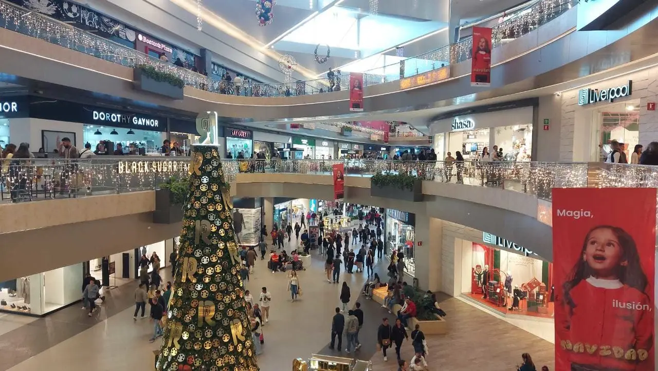 A un paso de la Navidad, cientos de regios llenan las plazas comerciales. Foto. Pablo González