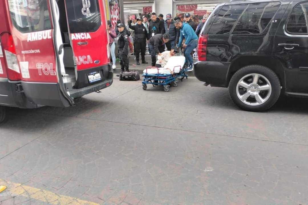 Mujer es atropellada en el Centro de Toluca al intentar cruzar la transitada avenida Hidalgo. Foto: RRSS