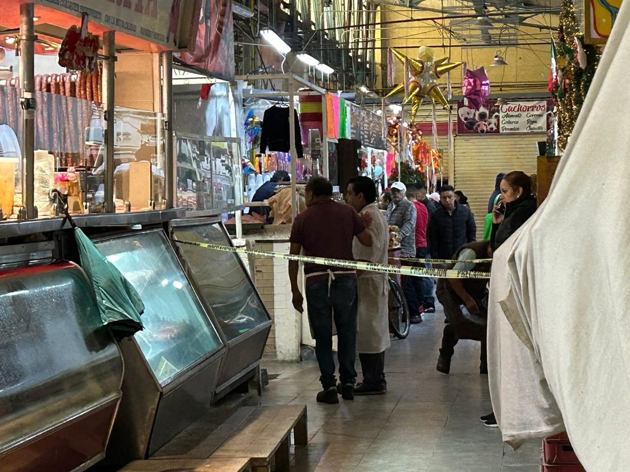 Asesinan a carnicero dentro de su local en la GAM; el sicario huyó