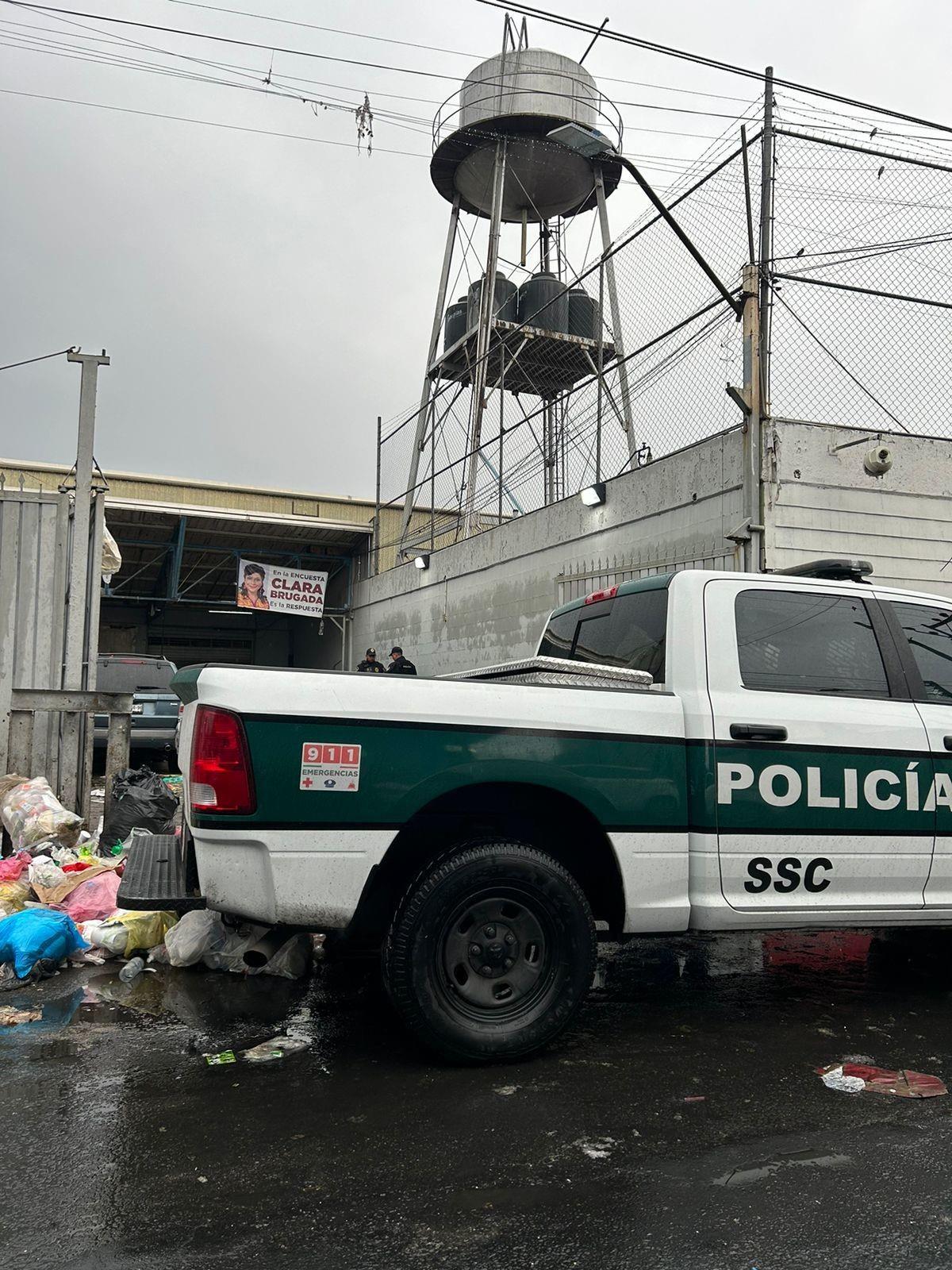 Asesinan a carnicero dentro de su local en la GAM; el sicario huyó