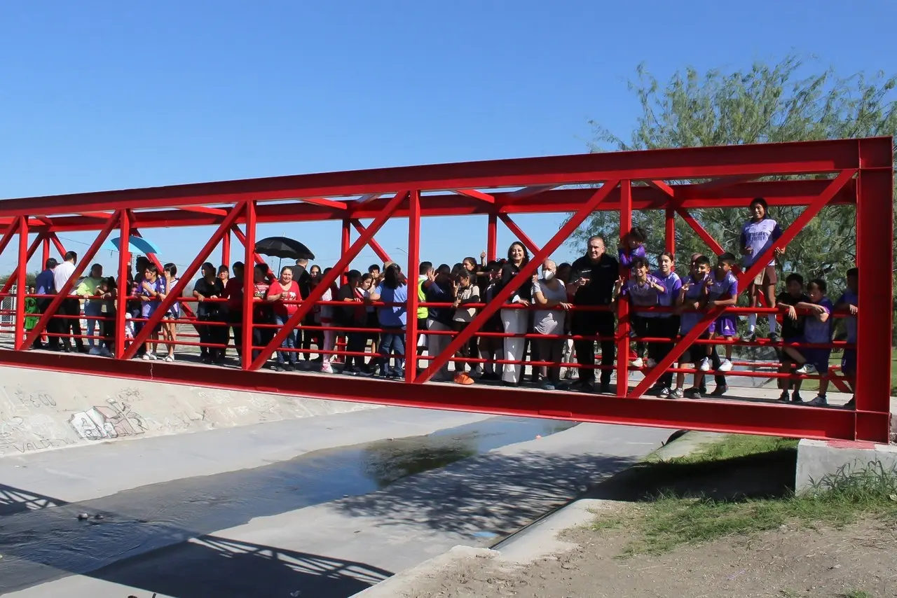 Apodaca inauguró un puente peatonal que conectará a las colonias Misión San Pablo y Portal del Valle. Foto. Cortesía