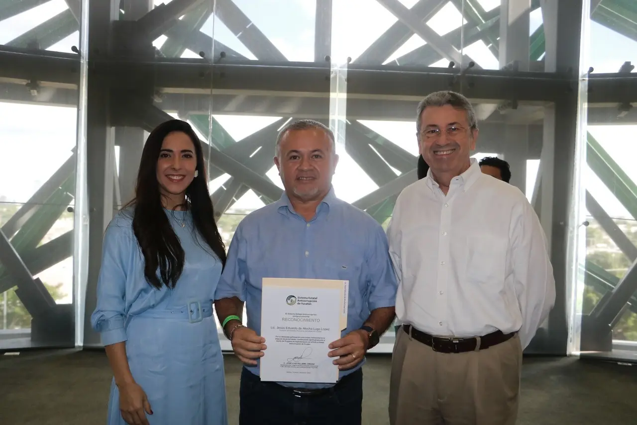 El titular del Órgano de Control Interno de la CODHEY, Jesús Eduardo Lugo López, recibió el reconocimiento para el organismo.- Foto de la CODHEY