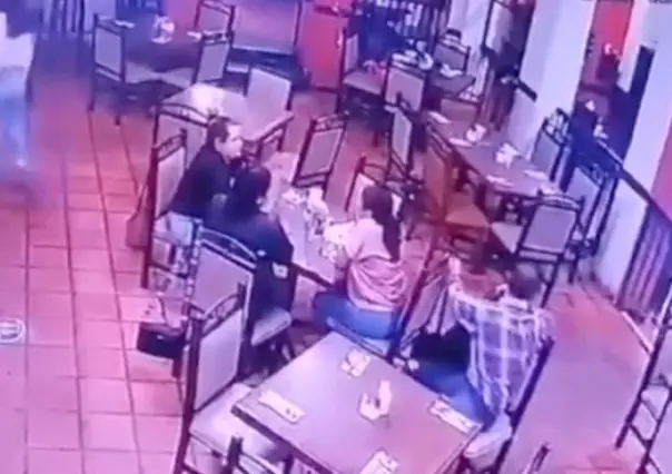 Roba hombre bolso a una mujer en sólo 12 segundos