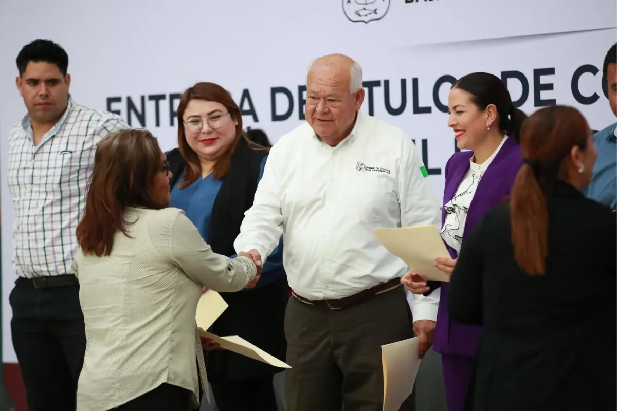 Gobernador Víctor Castro Cosío encabeza entrega de títulos de concesión para choferes de taxi. Foto: X @VictorCastroCos