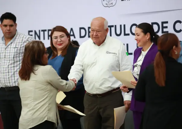 Otorgan títulos de concesión para taxistas