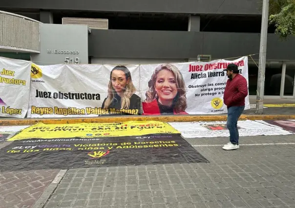 Padres de familia hacen plantón frente a juzgados