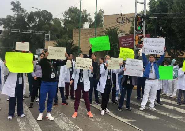 Médicos residentes bloquean en Cuauhtémoc, piden liberación de compañera