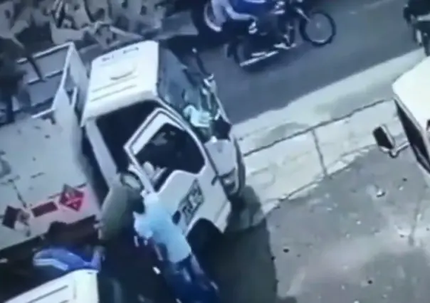 Vendedor evita robo al lanzarle un tanque de gas al ladrón. (VIDEO)