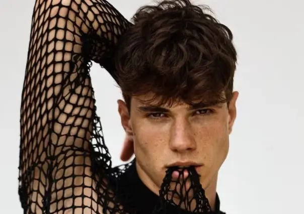 Deja hombre guapo modelaje para convertirse en sacerdote