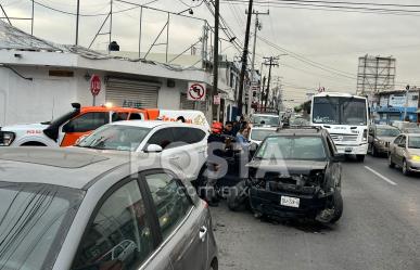 Choque múltiple deja dos heridos en Guadalupe
