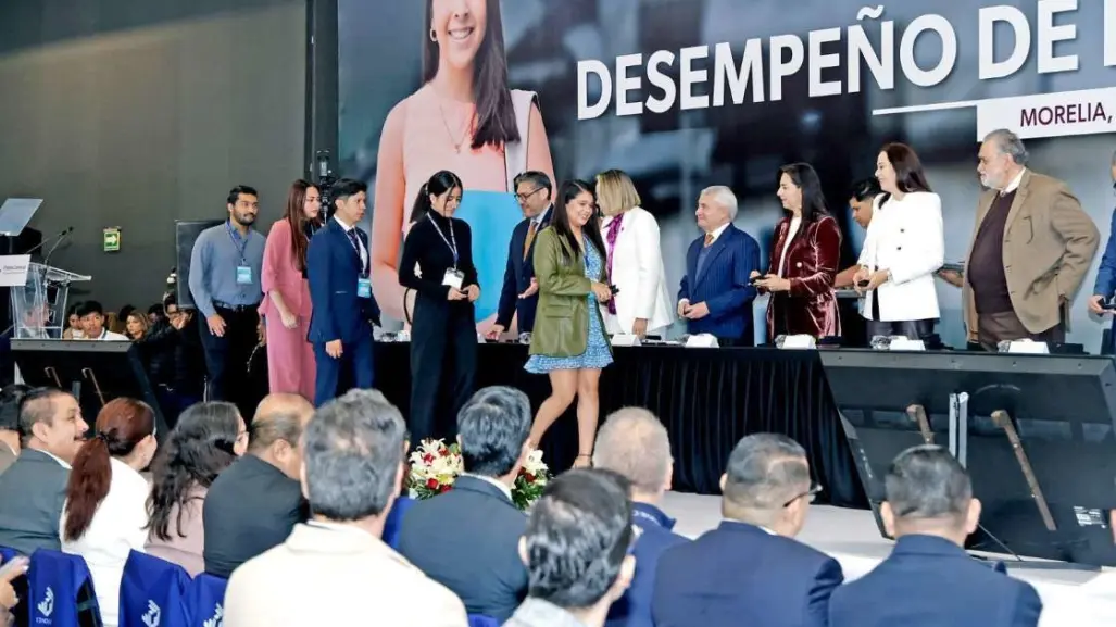 Lidera Edomex premios Ceneval a estudiantes distinguidos