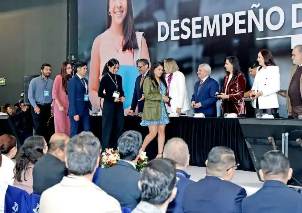 Lidera Edomex premios Ceneval a estudiantes distinguidos