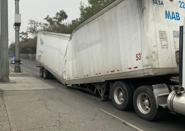 Caja de tráiler se rompe en Zaragoza, generando kilómetros de congestión vial