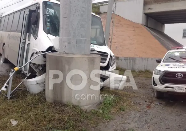 Camión de personal derrapa y choca con poste en autopista, hay ocho lesionados