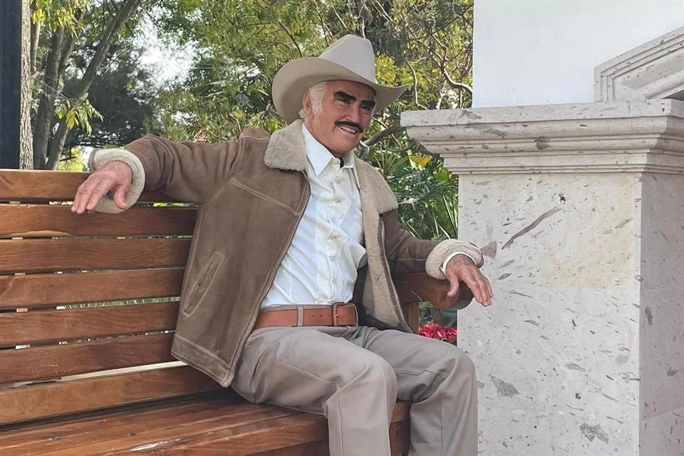 Inmortalizan a Vicente Fernández con estatua de tamaño real