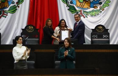 Entregan medalla Luis García de Arellano a la doctora Anabel Pineda Briseño