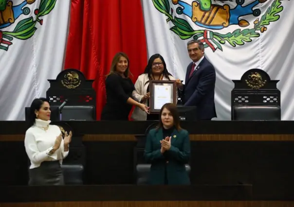 Entregan medalla Luis García de Arellano a la doctora Anabel Pineda Briseño