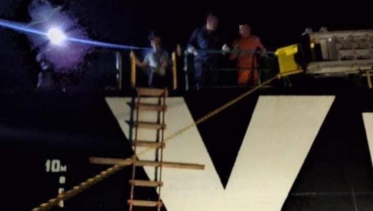 Seis personas fueron rescatadas en alta mar luego de que su barco se encontraba a la deriva en aguas yucatecas.- Foto de Facebook