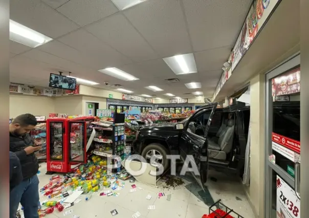 ¿Autoservicio en el OXXO? No: ¡se metió con todo y camioneta!