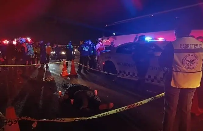 El grupo de motociclistas se detuvo a componer un vehículo que presentó fallas, cuando fueron impactados por la camioneta. Foto: Guardia Nacional.