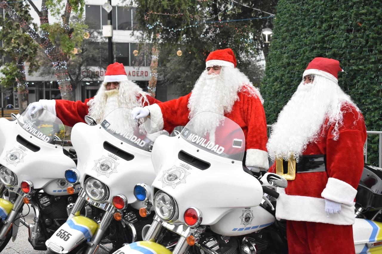 El grupo de Santas recorrerá distintos puntos de la ciudad, para darle más color a esta temporada. Foto: Armando Galicia.