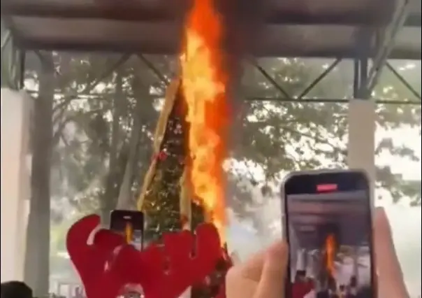 Encienden el pino de navidad y este se incendia en Puebla